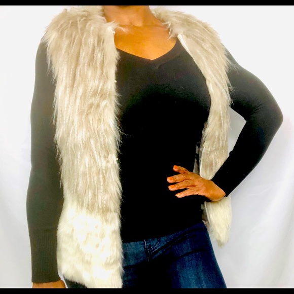 Red Snap-Cute two-tone faux fur vest.Size Med. - Picture 2 of 8